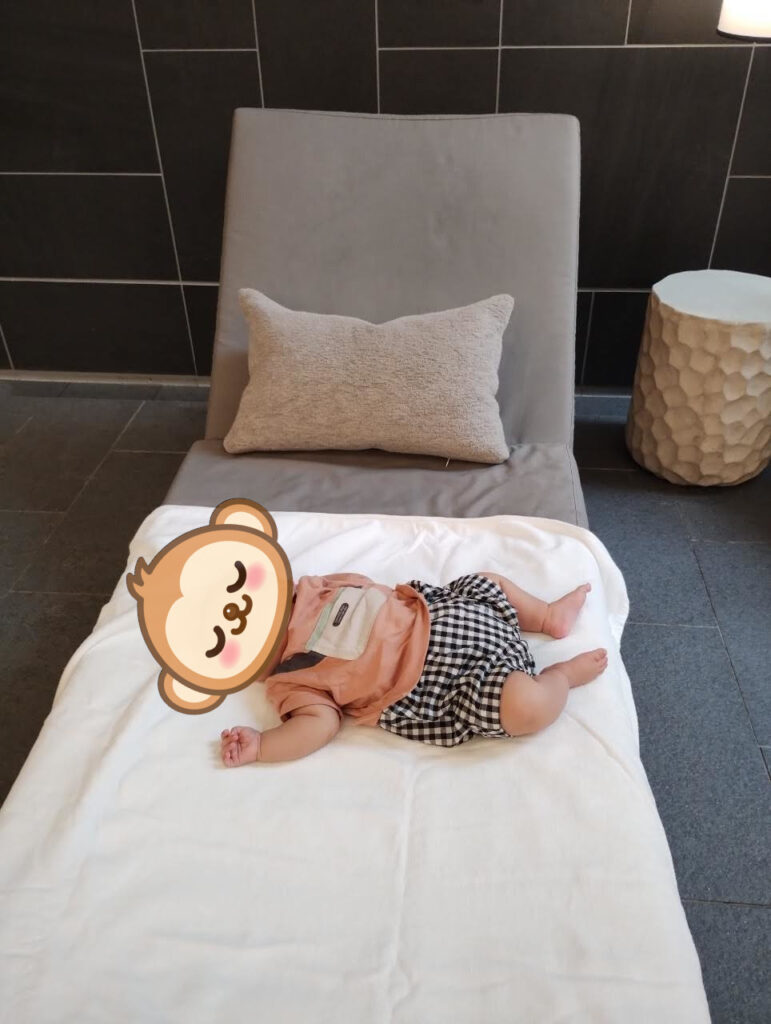 JWマリオットホテル奈良プールベンチで寝る赤ちゃん