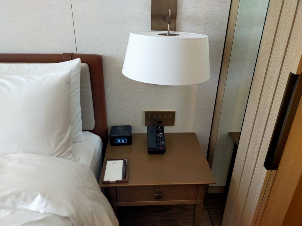 JWマリオット奈良ベッドサイドテーブル
電話とメモ帳とワイアレス充電器アラーム